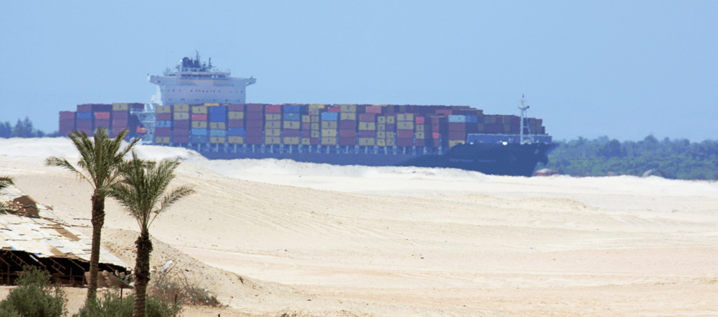 Navios cargueiros em trânsito no Canal de Suez entre mar e deserto
