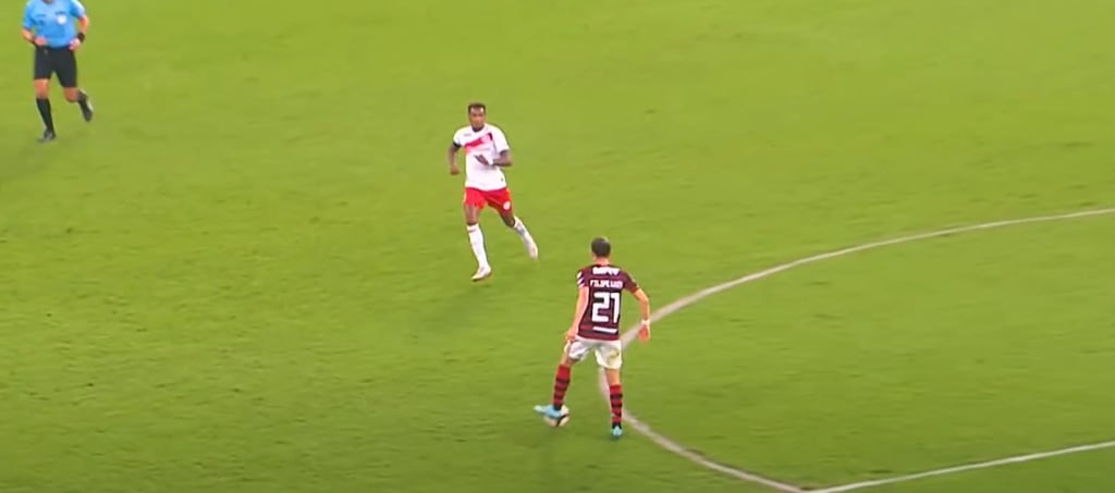 Filipe Luís em campo contra o Internacional na Libertadores de 2019.