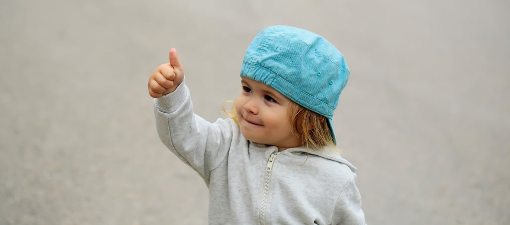 comment présenter un projet professionnel à l'oral : enfant avec pouce en l'air