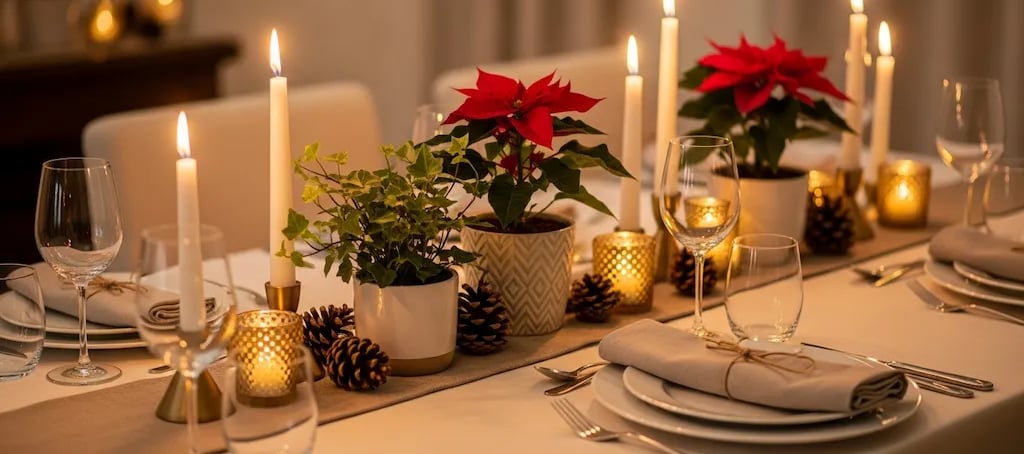 Centro de mesa navideño elegante hecho con plantas vivas en maceta, velas y piñas.