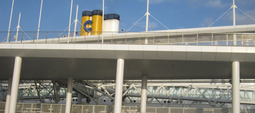 Navio da Costa Cruzeiros atracado no Porto de Barcelona