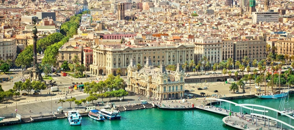 Vista aérea do mar em direção à cidade de Barcelona