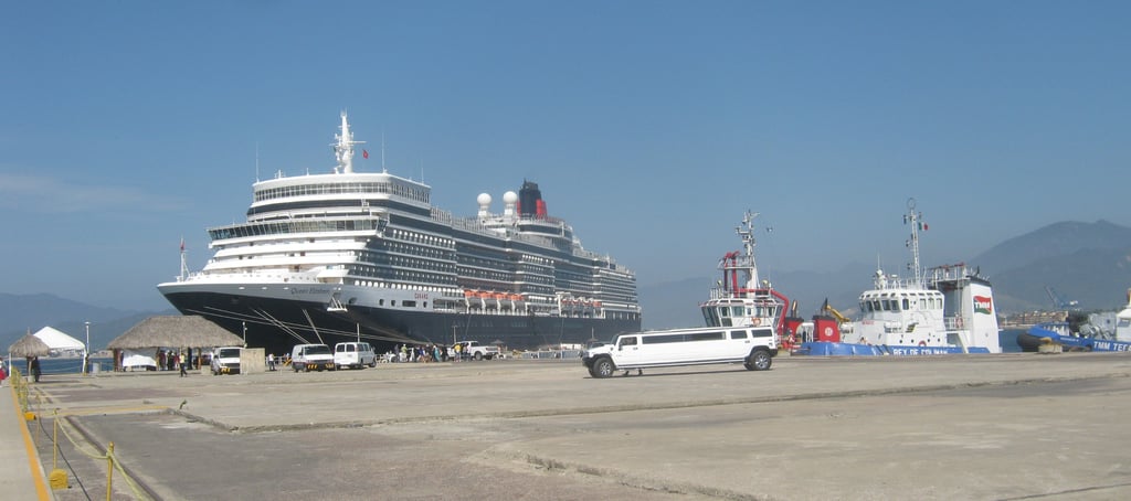 Navio Queen Elizabeth atracado no porto de Manzanillo, México.