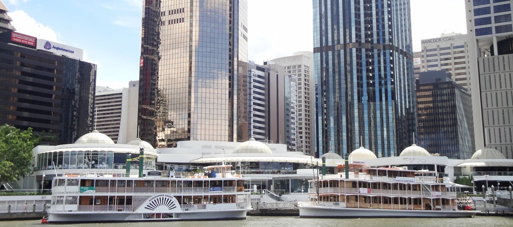 Vista do centro comercial de Brisbane com passeio de barco ao fundo