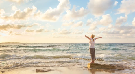 woman Infront sea stept on rok 