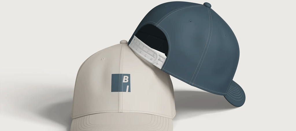 Gorra beige y gris con branding de Brazaga Interiors