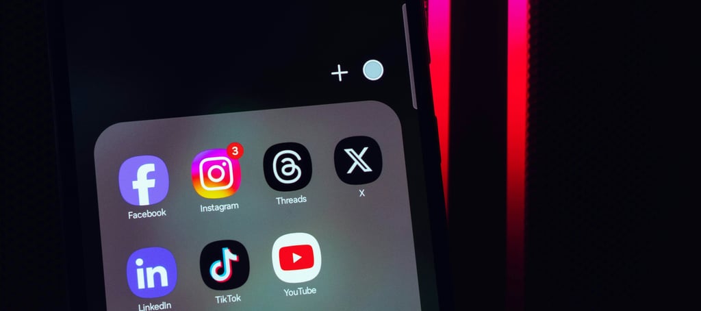 Celular com os aplicativos YouTube e TikTok
