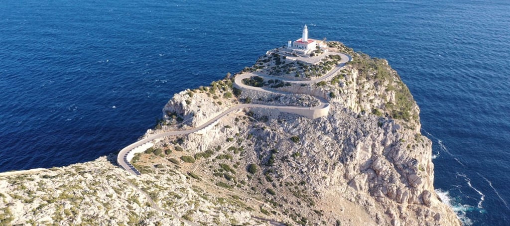 Vista aérea del Cap de Formentor en Mallorca con el faro y los acantilados sobre el mar Mediterráneo