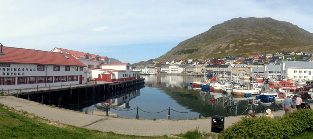 Vista panorâmica do pier em Honningsvåg, Noruega, na chegada do navio.