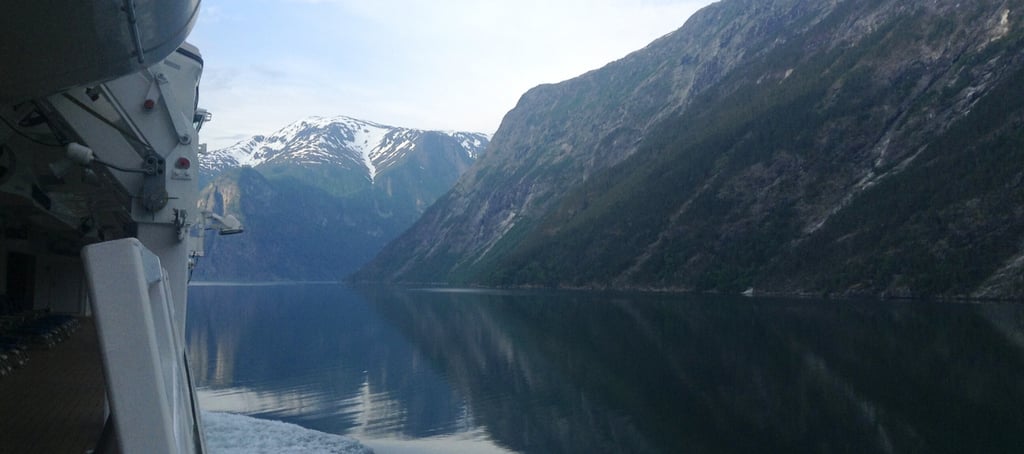 Navio navegando pelos fiordes em Flåm, Noruega — vista do deck do navio.