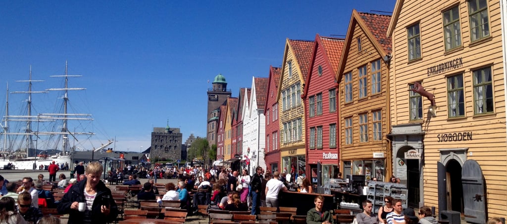 Foto do passeio pelo bairro histórico de Bryggen, Bergen, Noruega.
