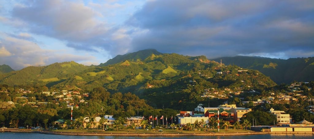 foto da vista da cidade de papeete no tahiti chegando de navio