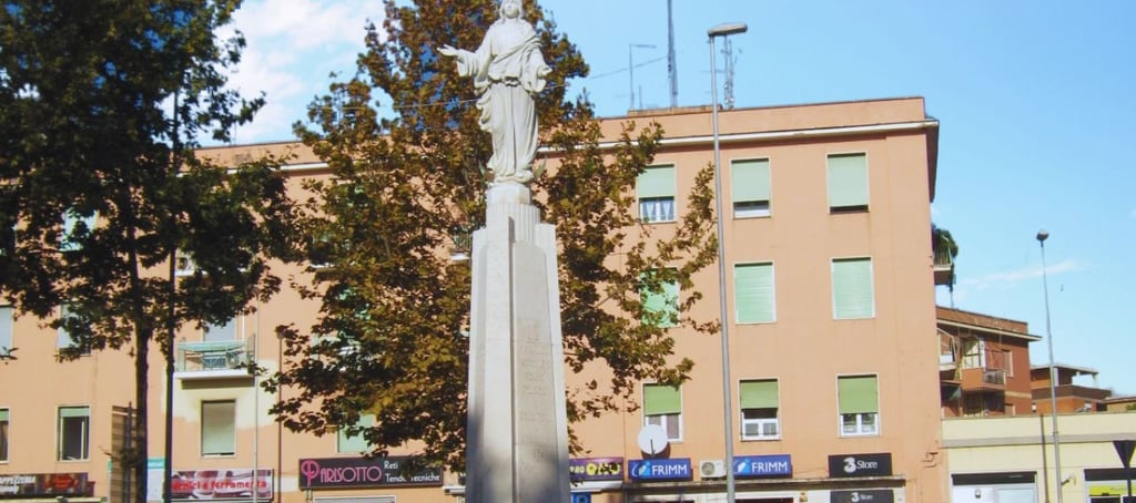 Monumento histórico no centro de Civitavecchia cercado por ruas da cidade