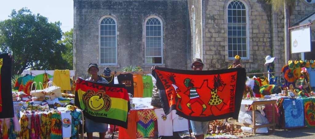 Barracas de rua no mercado local de Falmouth, Jamaica, com produtos artesanais e souvenirs coloridos