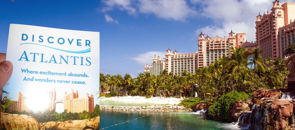 The Roaming Purser segurando o ingresso para o Atlantis em Nassau, pronta para explorar o resort