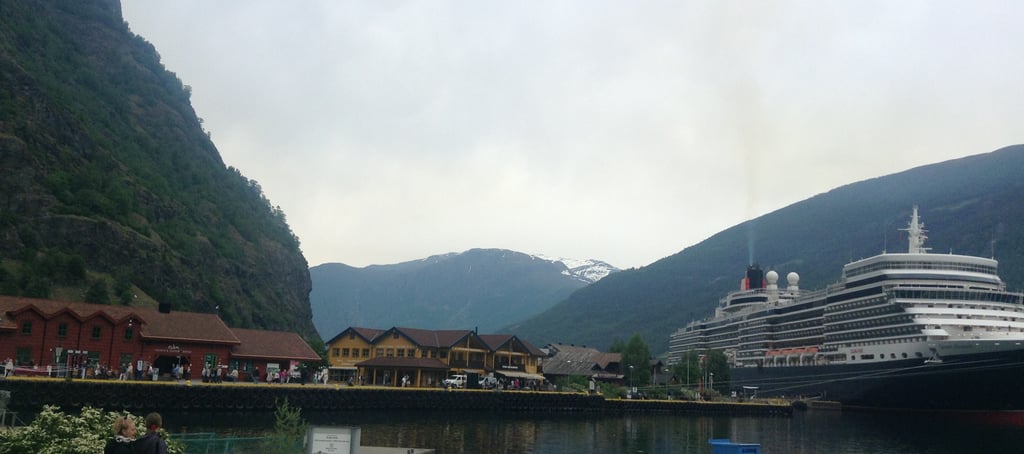 Porto de Flåm, Noruega — vista dos fiordes e navio de cruzeiro ancorado.