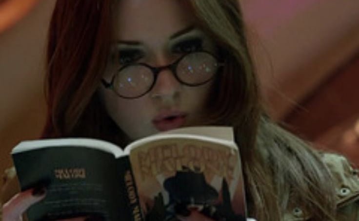 imagem da personagem amy pond da serie doctor who lendo um livro dentro da tardis