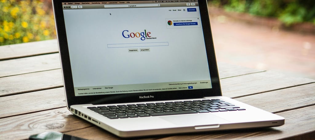 Notebook aberto sob a mesa no navegador Google