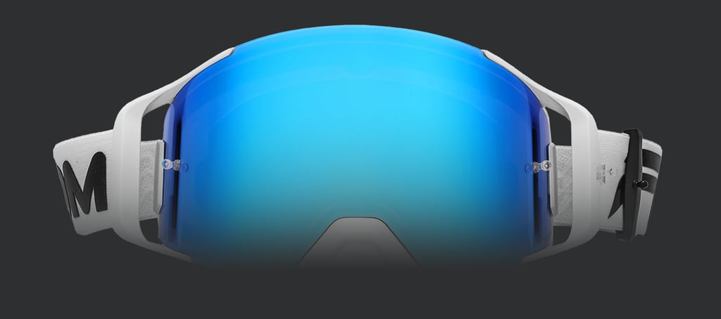 Masque de ski blanc et bleu, avec design moderne et matériaux de qualité, parfait pour une protection efficace contre l