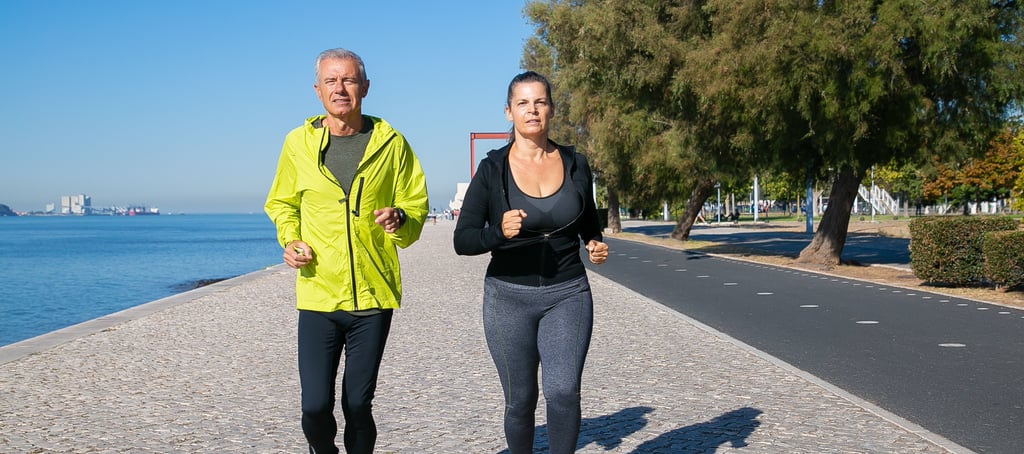 Femme/Homme de 50 ans pratiquant une activité physique pour rester en forme