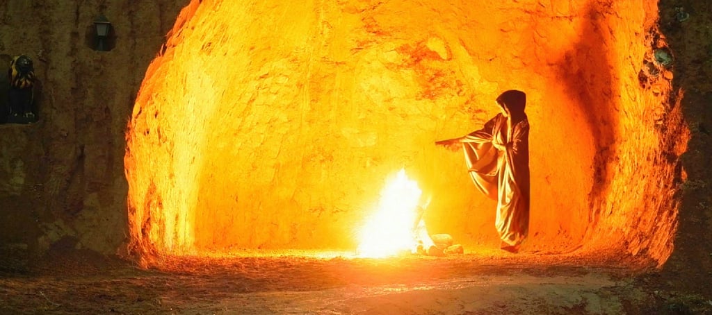 Shinobu Enstu en una cueva con fogata