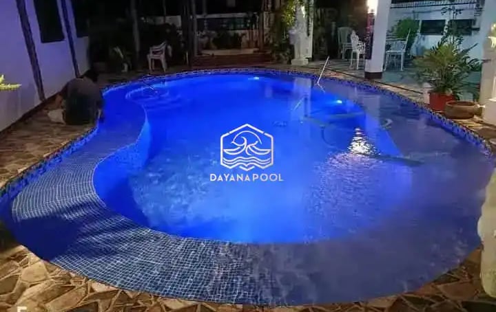 kolam renang dengan dekorasi yang proper di gelap malam