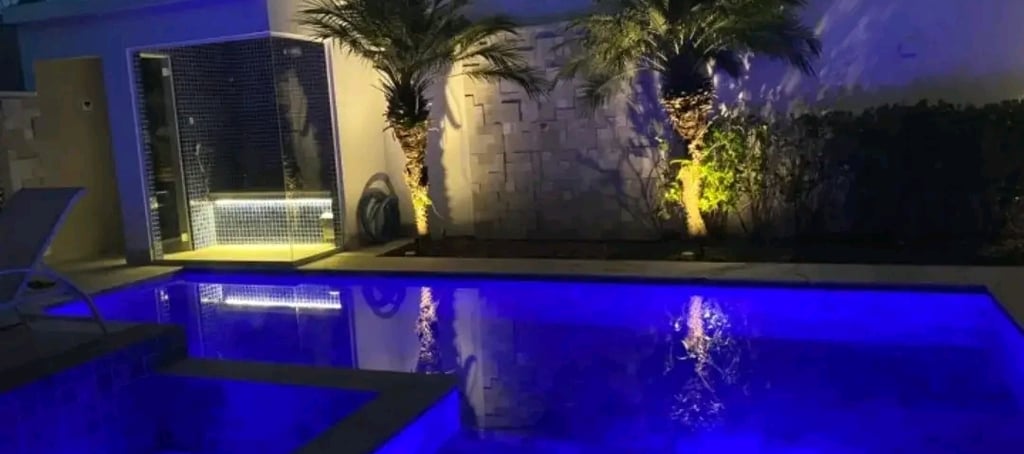 kolam renang dengan dekorasi yang proper di gelap malam