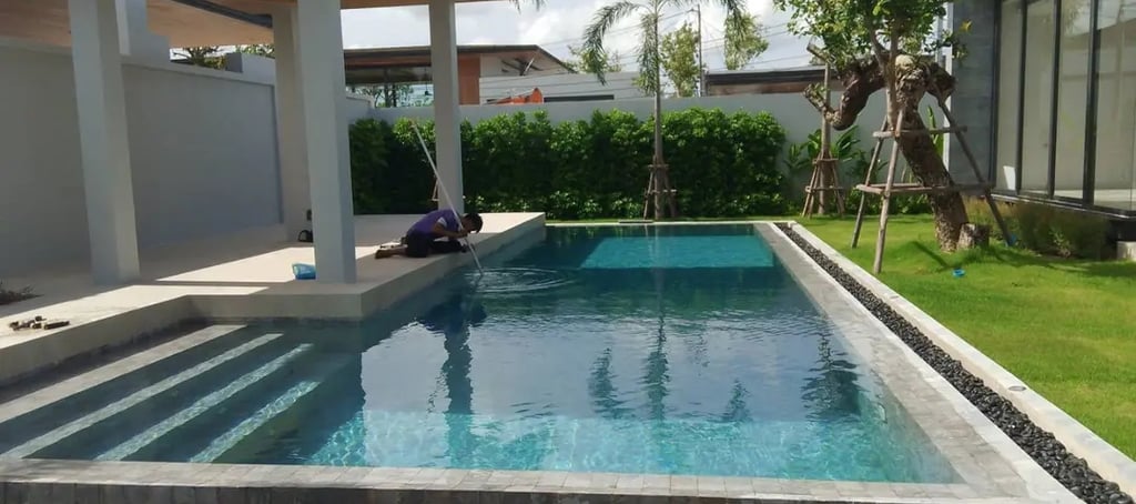 kolam renang overflow dengan finishing batu alam buatan dayanapool