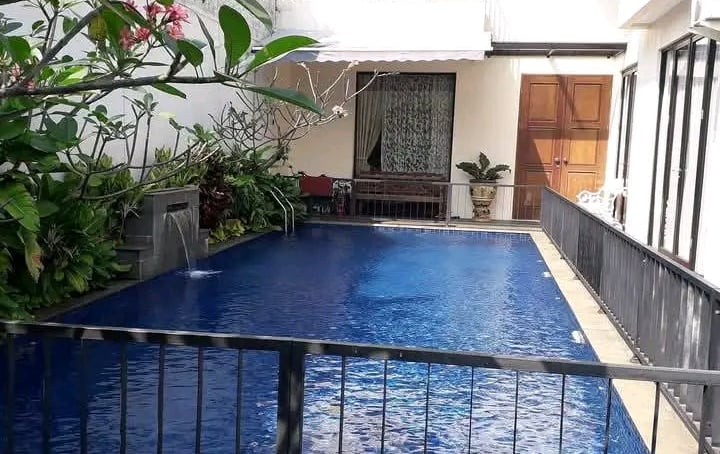 kolam renang minimalis dan aman untuk keluarga