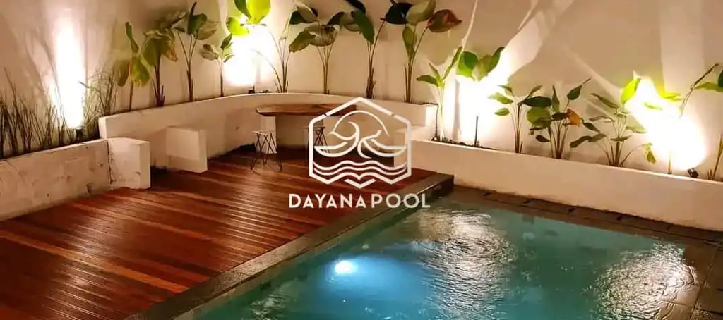 kolam renang dengan dekorasi yang proper di gelap malam