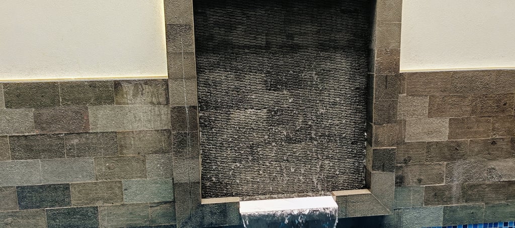 Dekorasi Kolam Renang dengan air tirai