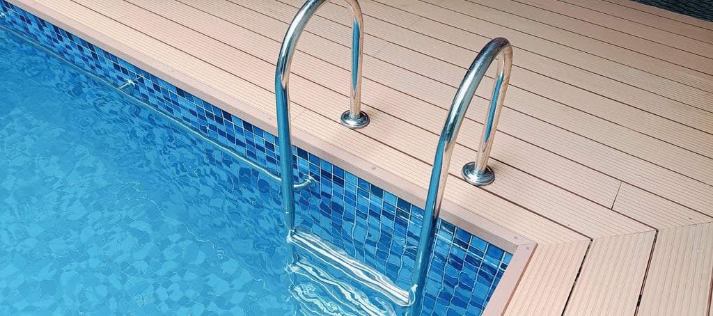 tangga kolam renanag yang telah terpasang