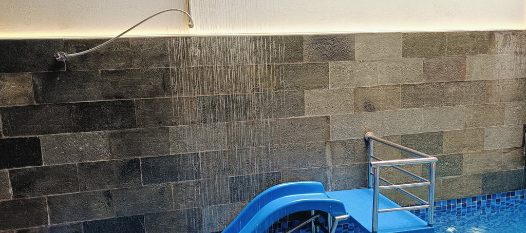 kolam renang dengan fitur bermain anak