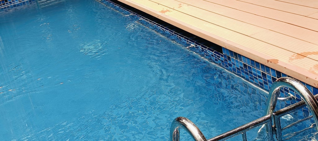 kolam renanag dengan deking dan tangga stainles