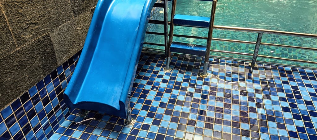 perosotan anak-anak untuk dekorasi kolam renang