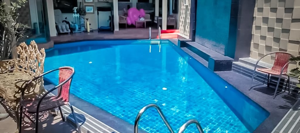 kolam renang dengan desain futuristik yang elegan