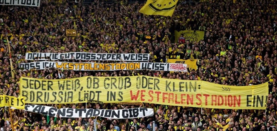 Die Gelbe Wand im Signal Iduna Park mit tausenden BVB-Fans in gelber Kleidung.