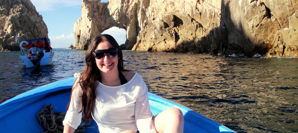 Foto da autora em passeio de barco por cabosan Lucas.