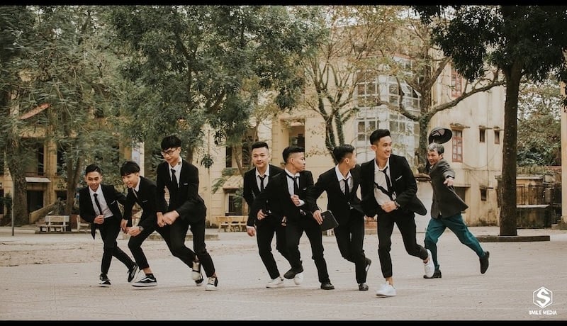 Gợi ý đội hình chụp ảnh nhóm 8 người cá tính và đồng đều