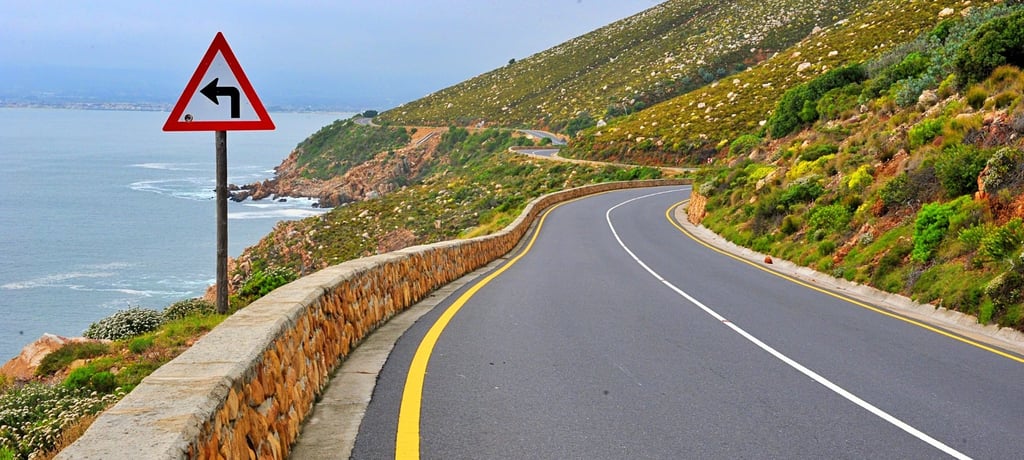 vista da pista sinousa em gordon bay em cape town
