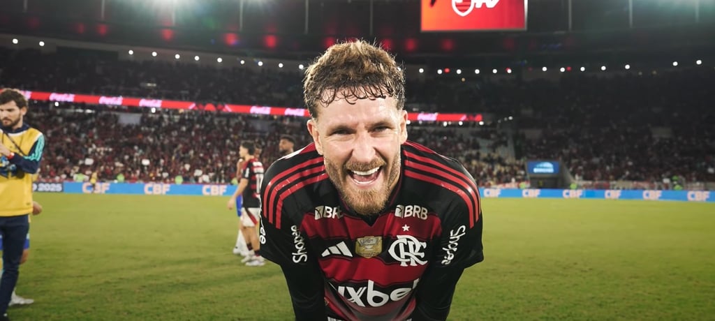 Léo Pereira após marcar gol contra o Mirassol, pelo Brasileirão 2025.
