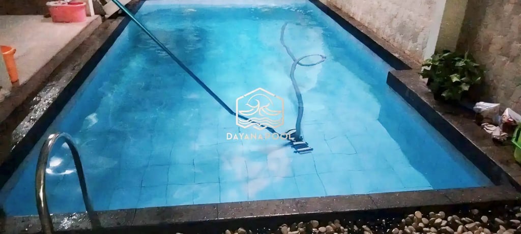 Jasa perawatan kolam renang untuk menjaga kejernihan air.