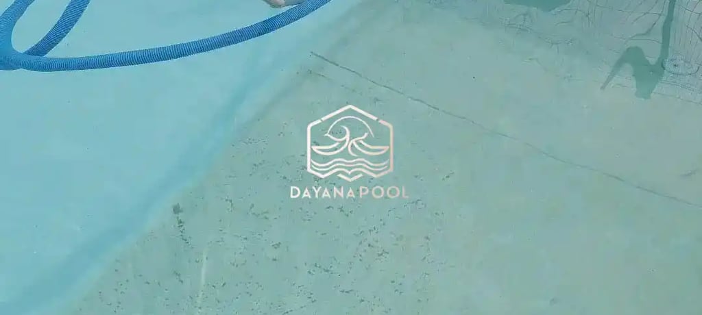 Jasa perawatan kolam renang untuk menjaga kejernihan air.