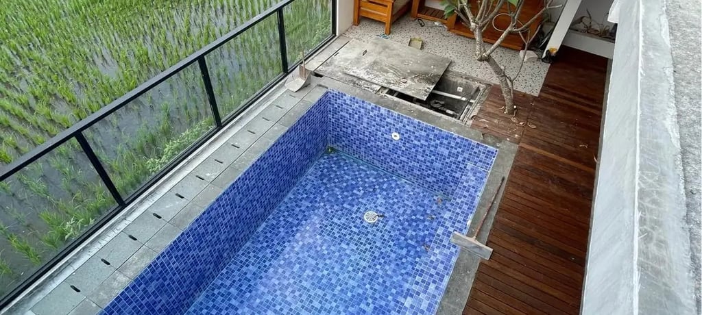 Kolam Renang dengan area decking yang nyaman
