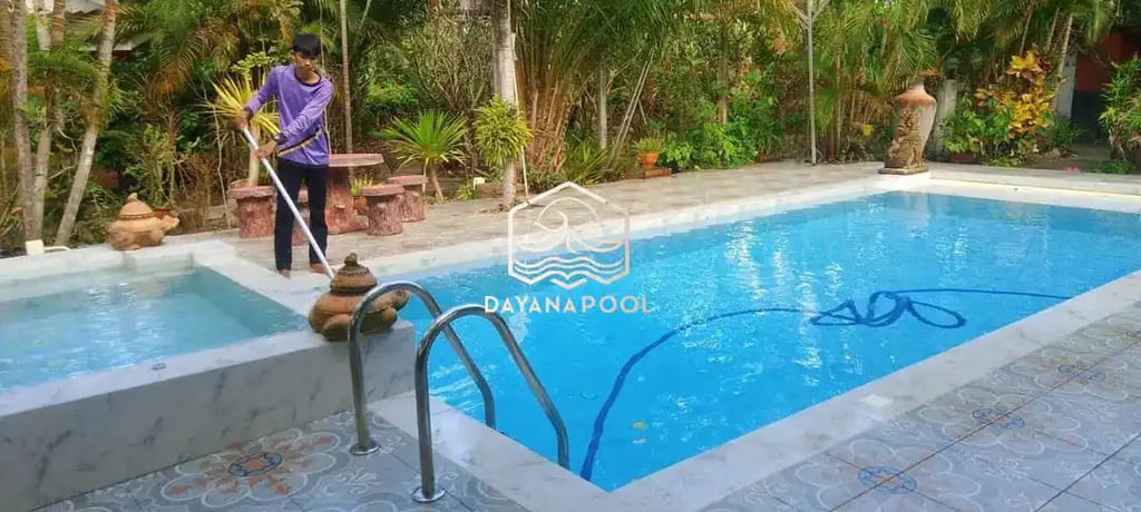 Jasa perawatan kolam renang untuk menjaga kejernihan air.