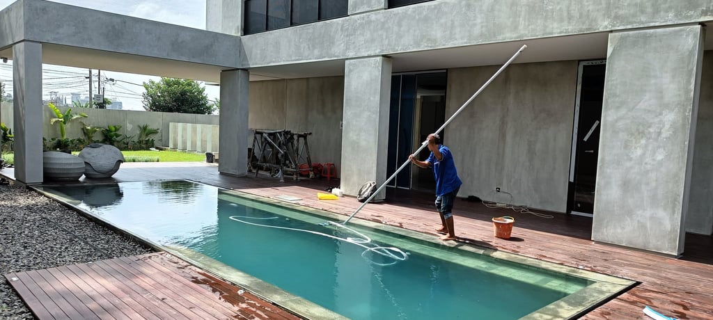 4.	Jasa perawatan kolam renang untuk menjaga kejernihan air.