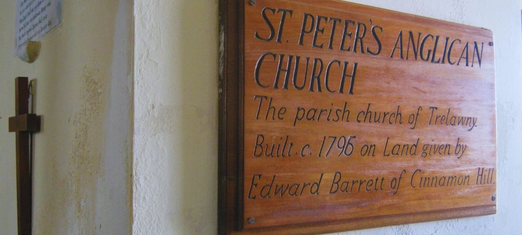Interior da Igreja de St. Peter em Falmouth, Jamaica, com bancos de madeira e detalhes arquitetônico