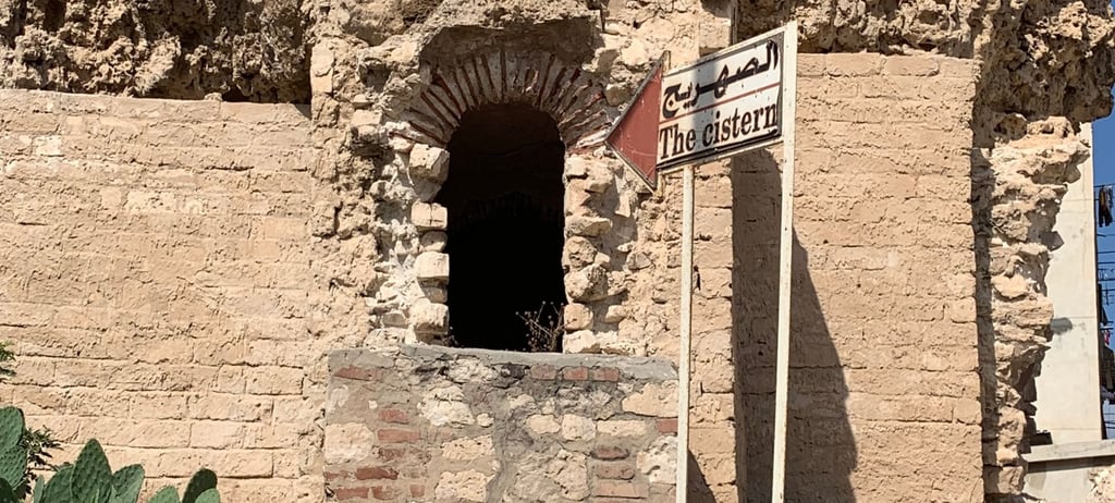 Cisterna subterrânea nas Catacumbas de Kom El Shoqafa em Alexandria, Egito.