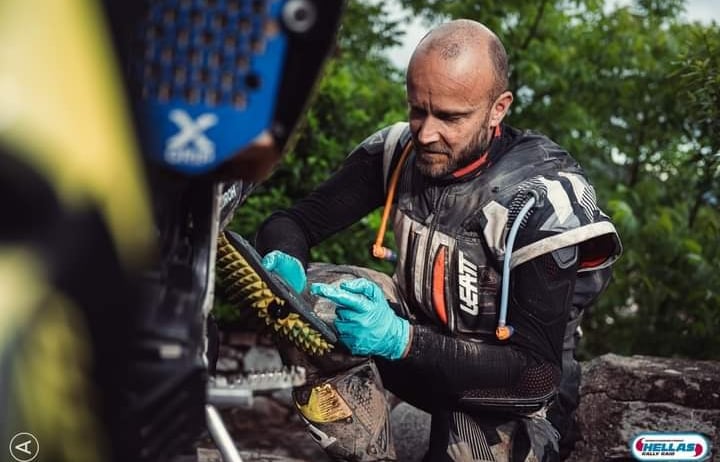 pilote nettoie filtre moto bivouac rally