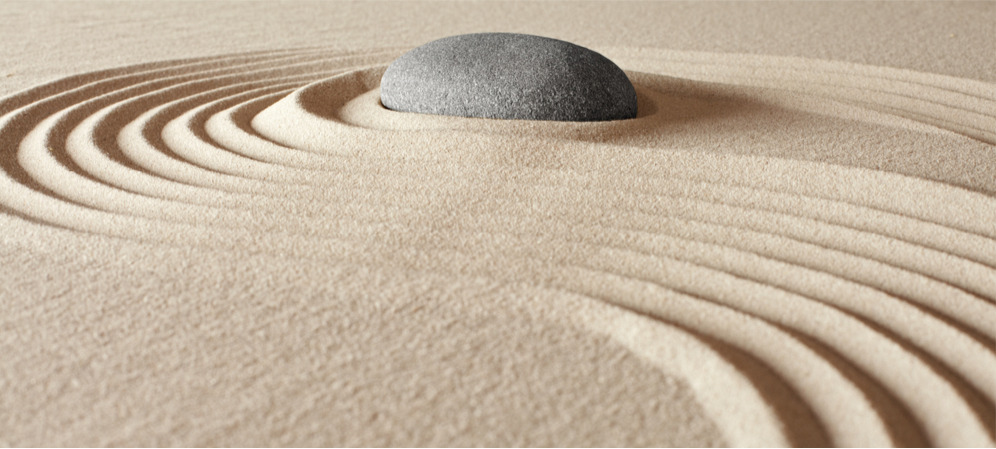 onverhard pad tussen bomen, herfstlicht